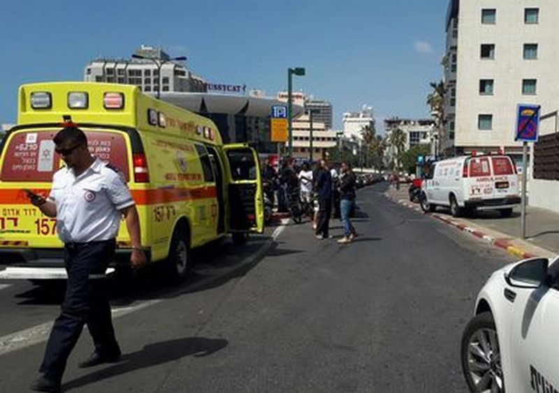 В Тель-Авиве 18-летний араб с ножом напал на людей 1