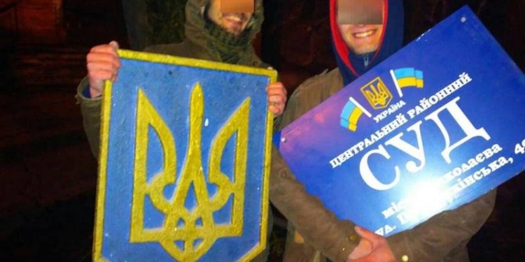 Говорят, нашли: в Николаеве патрульные задержали двух мужчин, которые шли с табличкой Центрального райсуда