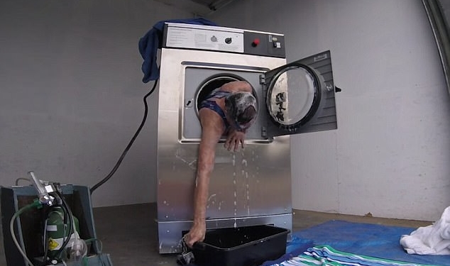 Только удивление и вопрос, зачем: профессиональный трюкач выстирал себя в стиралке и попутно освободился от наручников и кандалов