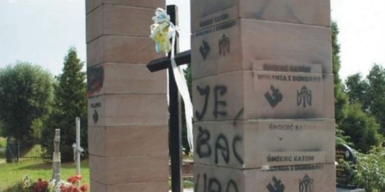 Антиукраинская провокация в Польше: разобран памятник вонам УПА