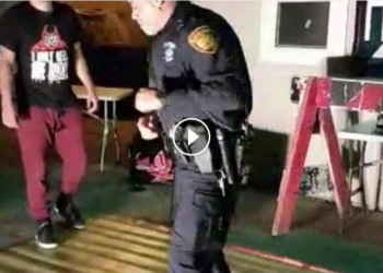 В жизни всегда есть место танцам: техасский полицейский, приехавший по вызову на вечеринку, преподал урок сальсы