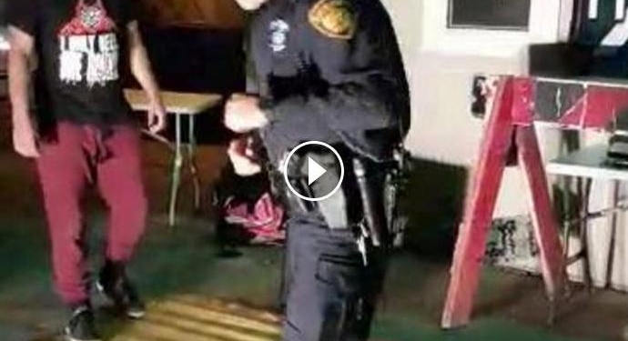 В жизни всегда есть место танцам: техасский полицейский, приехавший по вызову на вечеринку, преподал урок сальсы