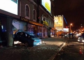 В Одессе автомобиль разгромил витрину оружейного магазина