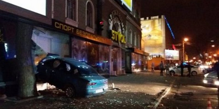В Одессе автомобиль разгромил витрину оружейного магазина