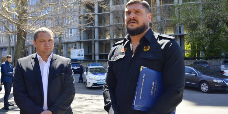 Рядом с Николаевской ОГА теперь будет висеть красно-черный флаг добровольческих батальонов