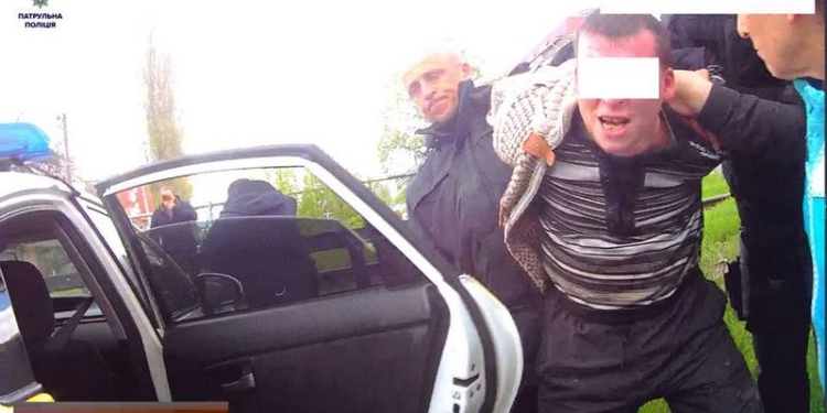 Так достали? В Николаеве мужчина порезал шины припаркованной «Шкоды» и нецензурно бранился