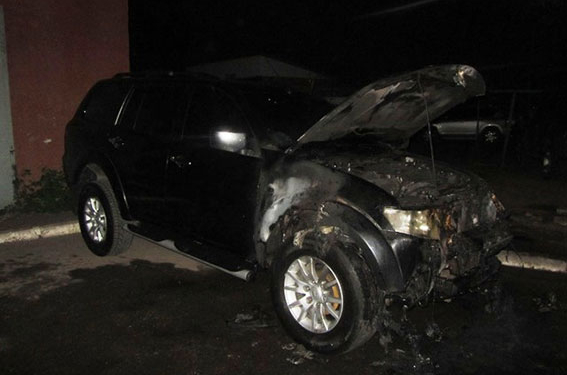 Почему поздним вечером в Николаеве вспыхнул Mitsubishi Pajero, будут разбираться специалисты