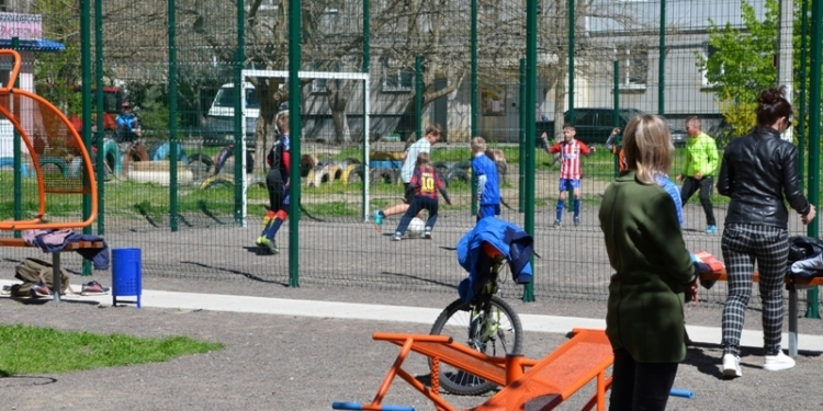 Детворе на радость: в Корабельном районе появилось мини-футбольное поле