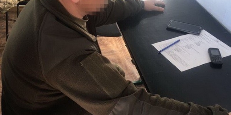 Сотрудники СБУ задержали офицеров ВСУ, которые за деньги выдавали пропуска через линию разграничения