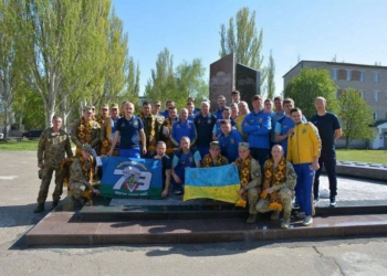 Такие гости – редкость: Николаевскую отдельную десантно-штурмовую бригаду посетили ветераны футбола