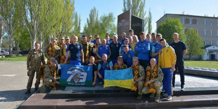 Такие гости – редкость: Николаевскую отдельную десантно-штурмовую бригаду посетили ветераны футбола