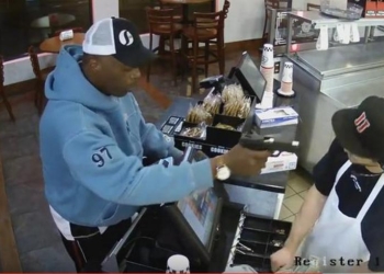 Железные нервы: в США кассир фаст-фуда пистолета не испугался и спокойно отдал грабителю все деньги