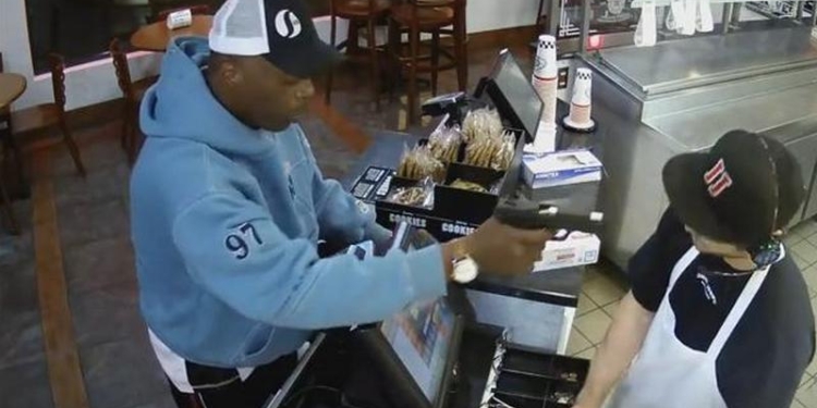Железные нервы: в США кассир фаст-фуда пистолета не испугался и спокойно отдал грабителю все деньги