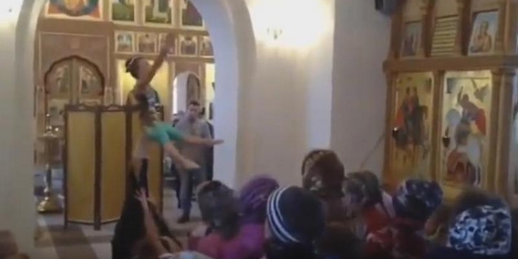 Ох, скрепы: в России в храме показывали акробатические этюды и танцевали народные бразильские танцы
