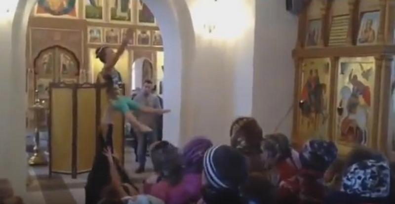Ох, скрепы: в России в храме показывали акробатические этюды и танцевали народные бразильские танцы 1