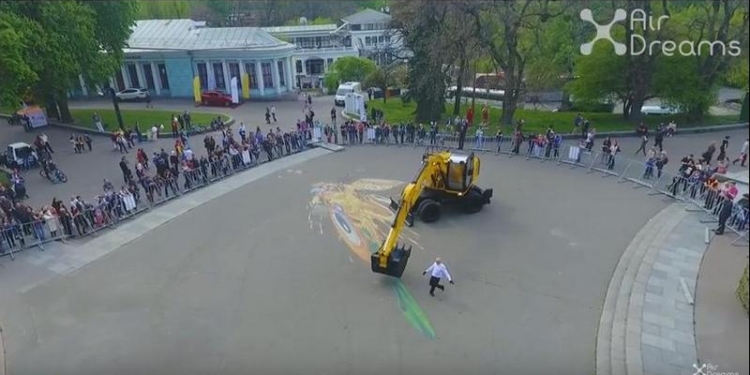 Экскаватор – оказывается, прекрасный партнер для человека в танце