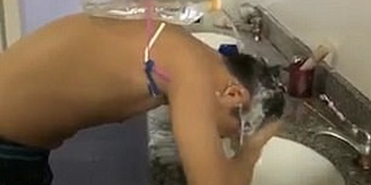 Голь на выдумку хитра. Как помыть голову в раковине, если она не помещается под кран?