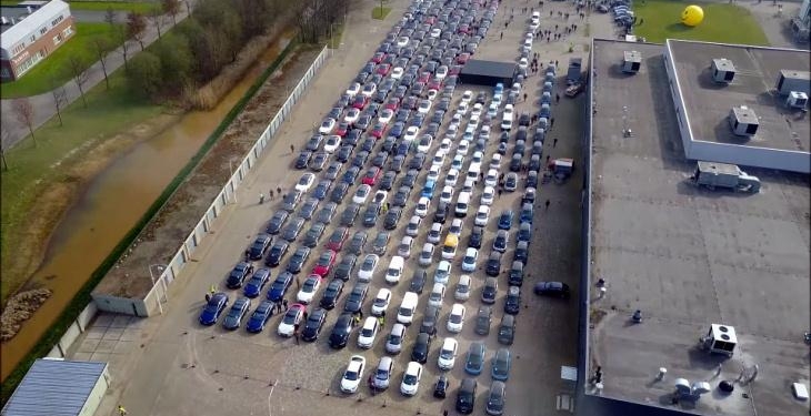 В рекордном параде в Нидерландах приняло участие свыше 700 электрокаров