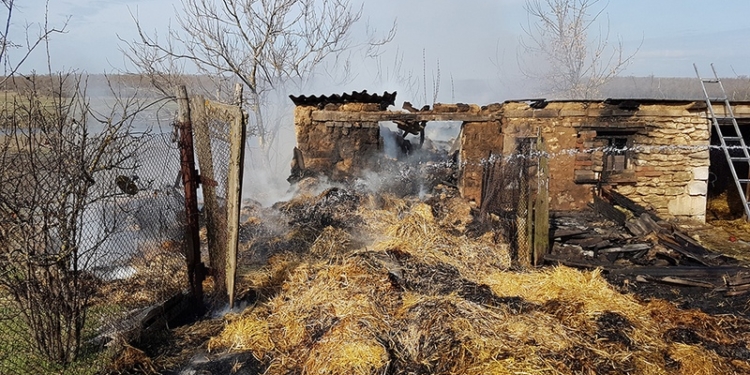В Еланецком районе горело сено. Вместе с хозпостройкой