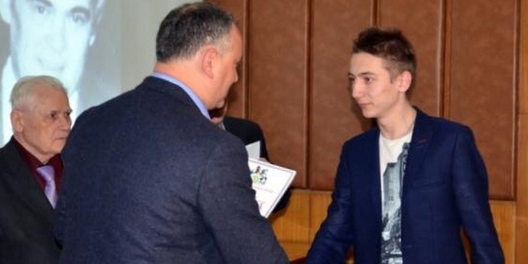 Николаевский шахматист выиграл турнир по рапиду в Молдове – награду ему вручал президент страны