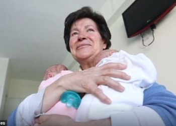 У испанки, родившей двойню в 64 года, детей забрали социальные службы