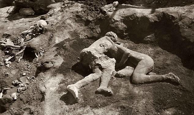 Неожиданно: те, кого ученые считали «двумя девушками», погибшими в последний день Помпеи, на самом деле – геи?