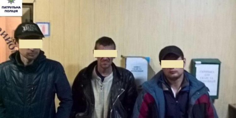 Трое жителей села Галициново ночью ворвались в квартиру николаевца. Забрали верхнюю одежду, мобилку, деньги и еду