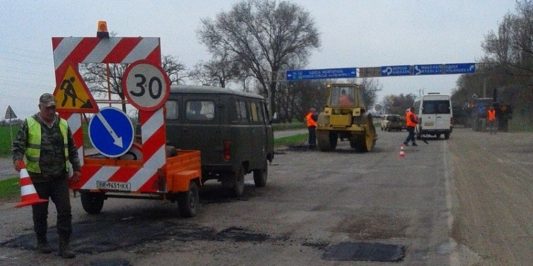 За неделю дорожники Николаевщины залатали свыше 9 тыс. кв.м ям на дорогах общего пользования