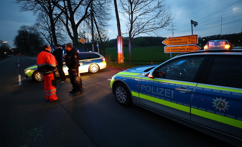 В Германии микроавтобус въехал в толпу людей: 3 человека погибли, 30 пострадали 1