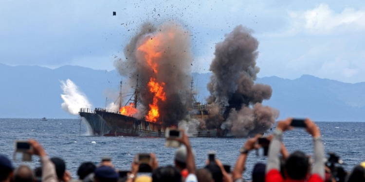 Действенная мера. В Индонезии затопили 81 иностранное судно – за незаконный промысел