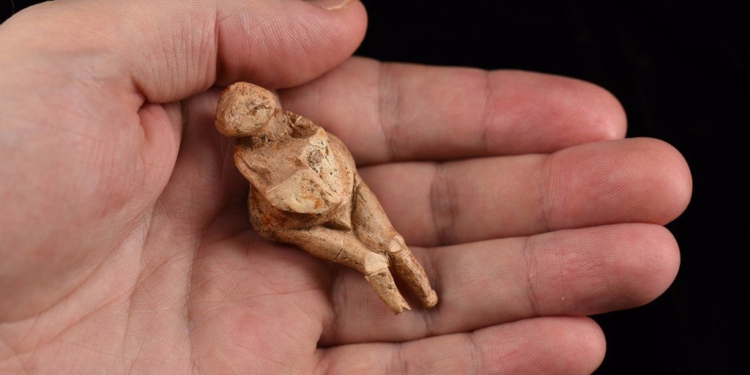 Венера из палеолита. На раскопках нашли фигурку красавицы, вырезанную из бивня мамонта