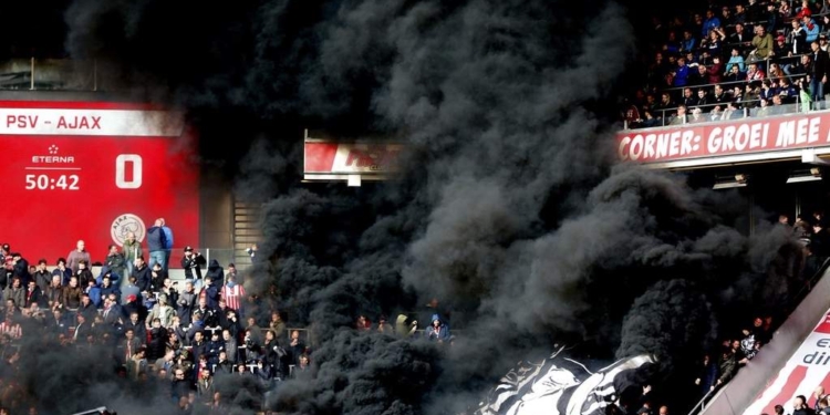 “Темно, как в аду”. В Нидерландах на матче Аякса фанаты взорвали дымовую шашку. Игру остановили