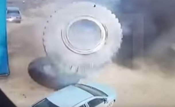 Взорвавшееся колесо БелАЗа расплющило легковушку