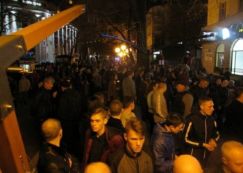 Массовая драка между активистами и охраной застройщика в центре Полтавы: есть раненые