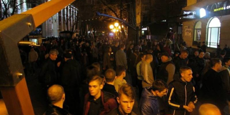 Массовая драка между активистами и охраной застройщика в центре Полтавы: есть раненые