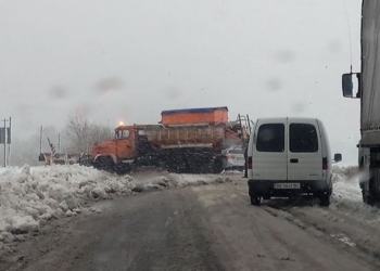 Вниманию автомобилистов! Трассы Одесса-Киев и Николаев-Киев стоят. Пробки растянулись на километры