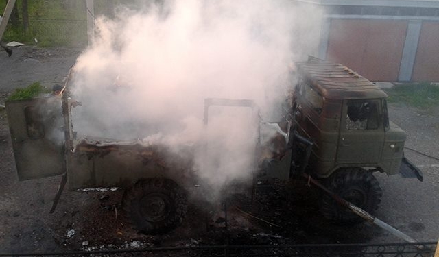 В Николаевской области загорелся припаркованный ГАЗ-66. Выгорел сильно