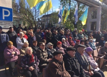 Третий день в Николаевском морпорту продолжается акция протеста. К стивидорам присоединились ветераны порта
