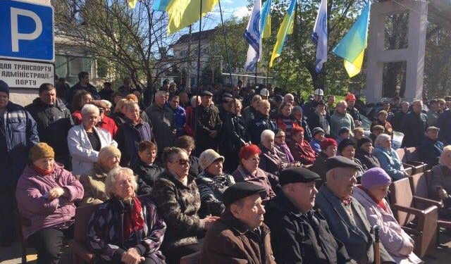 Третий день в Николаевском морпорту продолжается акция протеста. К стивидорам присоединились ветераны порта