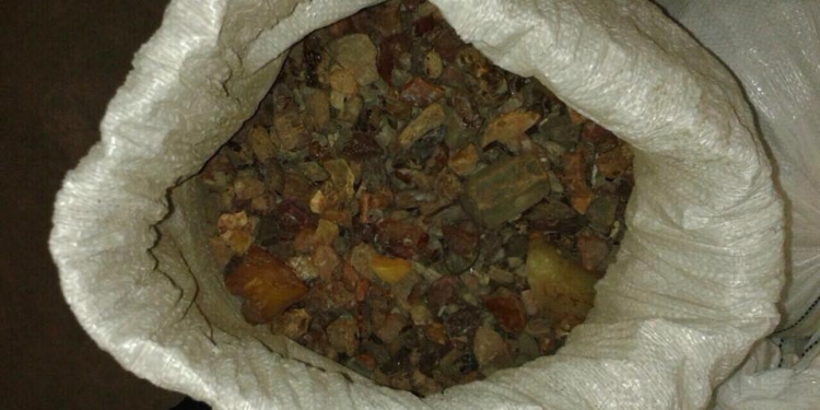 В Венгрии задержали почти тонну янтаря и сигареты из Украины. Украинских таможенников уже отстранили