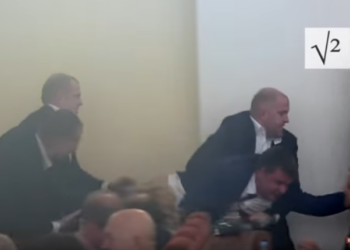 Охрана Кернеса выбросила из сессионного зала человека Медведчука