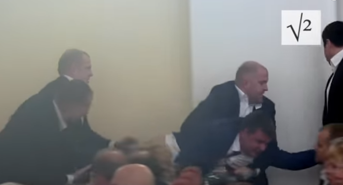 Охрана Кернеса выбросила из сессионного зала человека Медведчука