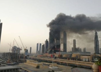 Все в дыму. В Дубае загорелся недостроенный небоскреб