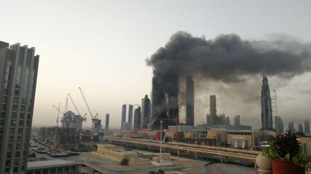 Все в дыму. В Дубае загорелся недостроенный небоскреб