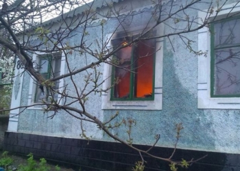 Николаевские спасатели успели вовремя – и горящий дом потушили, и загореться соседнему не дали