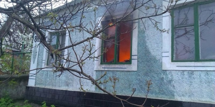 Николаевские спасатели успели вовремя – и горящий дом потушили, и загореться соседнему не дали