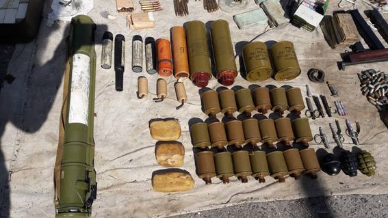 В Николаеве СБУ и полиция обнаружили схрон оружия, взрывчатки и боеприпасов в гараже братьев – бывшего милиционера и активиста КПУ, которые сейчас в России