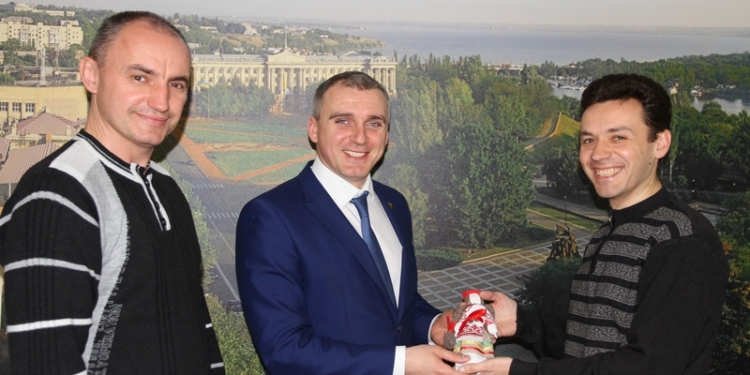 «Храни меня, мой талисман»: волонтеры передали мэру Николаева то, чего ему так не хватало