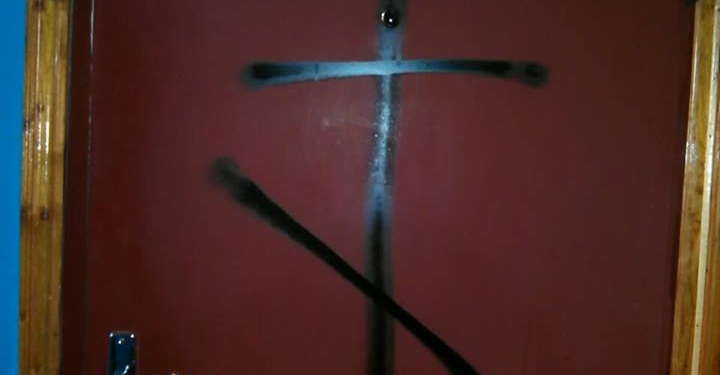 Коллекторы нарисовали могильный крест на двери жительницы Николаева, чей бывший муж не отдает кредит. А полиция говорит, чтобы хулиганов ловила она сама