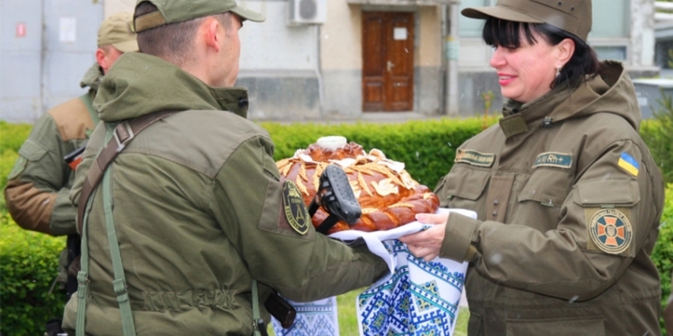 Встречали с хлебом-солью: южноукраинские нацгвардейцы вернулись из зоны АТО